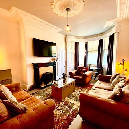 Anchored Homely Apartment In Historic Centre Paisley Bagian luar foto