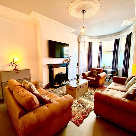 Anchored Homely Apartment In Historic Centre Paisley Bagian luar foto