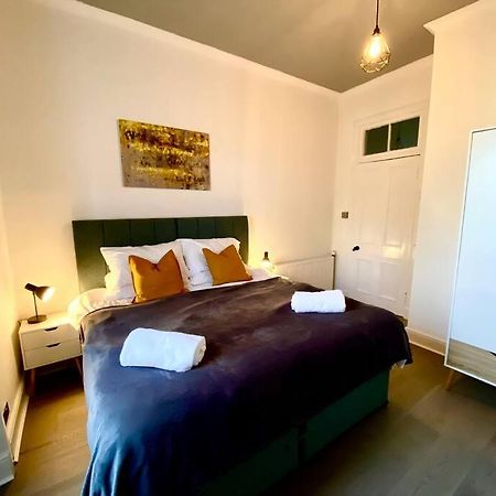 Anchored Homely Apartment In Historic Centre Paisley Bagian luar foto