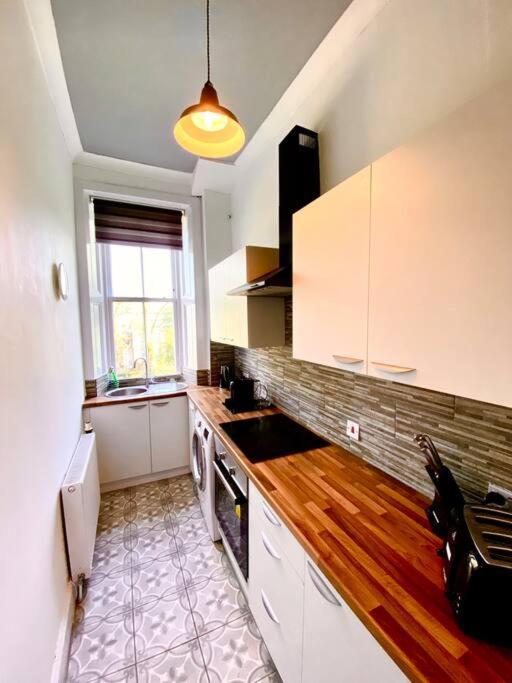 Anchored Homely Apartment In Historic Centre Paisley Bagian luar foto