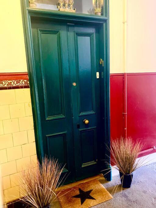 Anchored Homely Apartment In Historic Centre Paisley Bagian luar foto