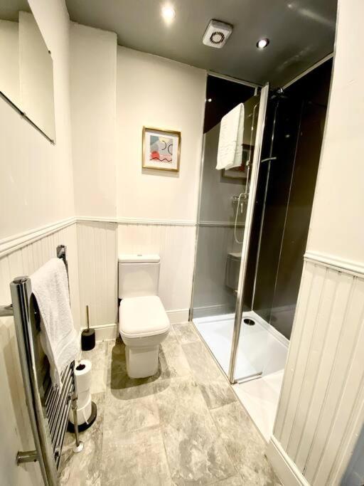Anchored Homely Apartment In Historic Centre Paisley Bagian luar foto