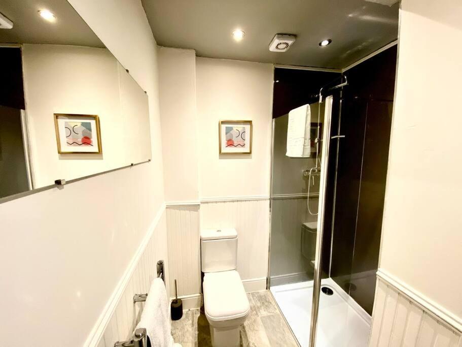 Anchored Homely Apartment In Historic Centre Paisley Bagian luar foto