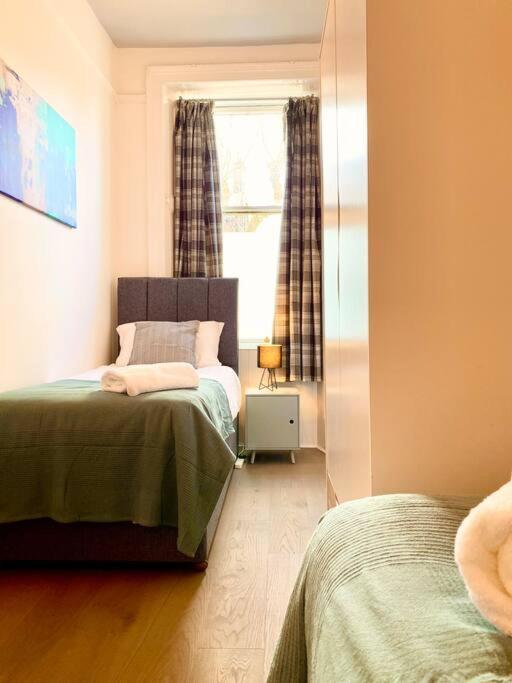 Anchored Homely Apartment In Historic Centre Paisley Bagian luar foto