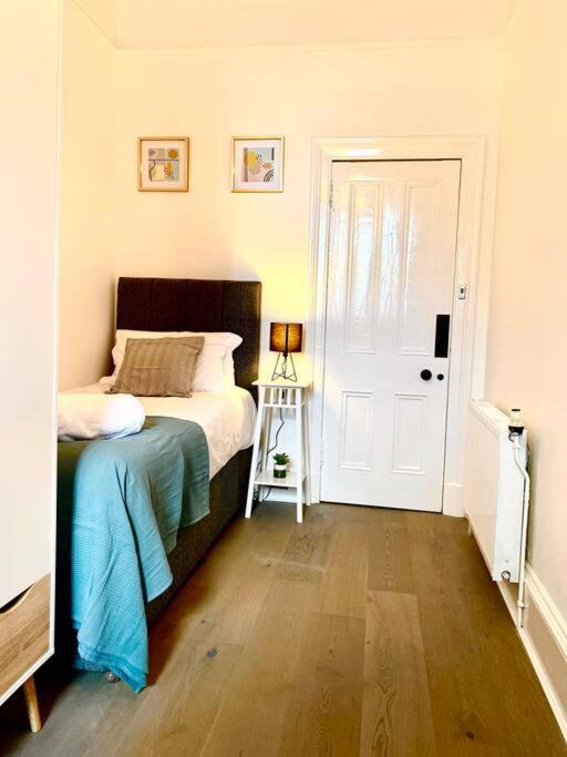 Anchored Homely Apartment In Historic Centre Paisley Bagian luar foto