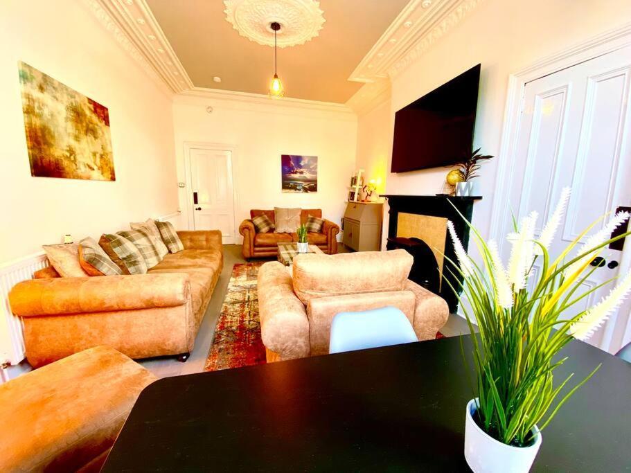 Anchored Homely Apartment In Historic Centre Paisley Bagian luar foto