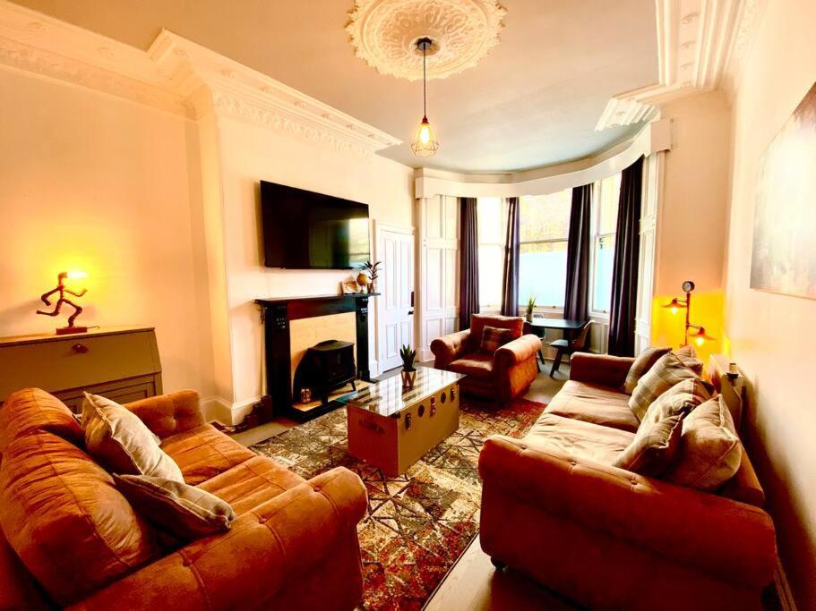 Anchored Homely Apartment In Historic Centre Paisley Bagian luar foto