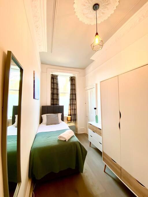 Anchored Homely Apartment In Historic Centre Paisley Bagian luar foto