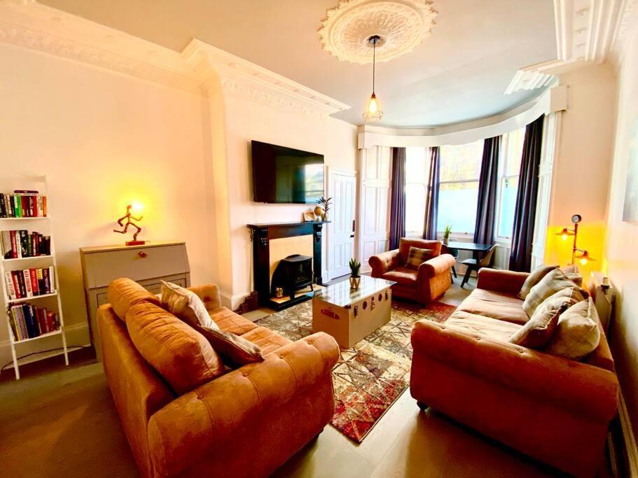 Anchored Homely Apartment In Historic Centre Paisley Bagian luar foto