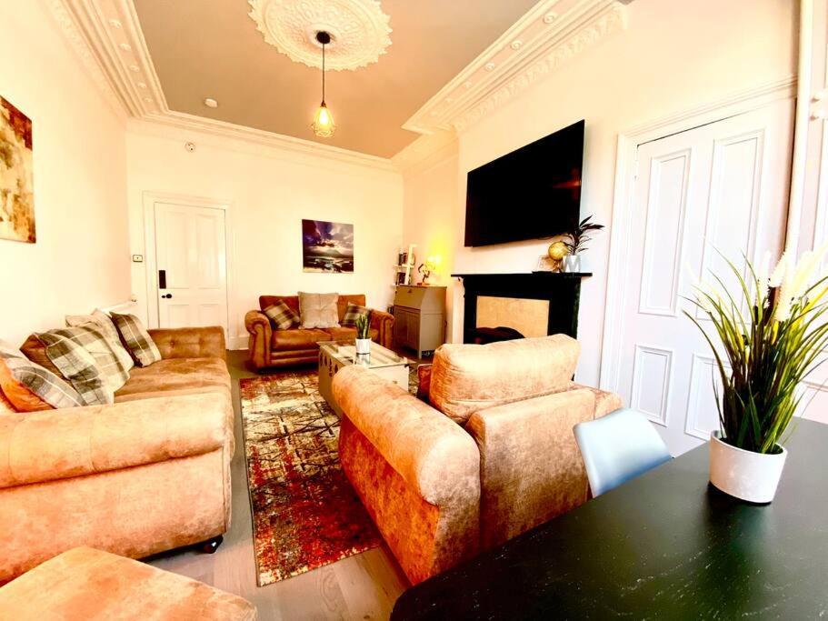 Anchored Homely Apartment In Historic Centre Paisley Bagian luar foto