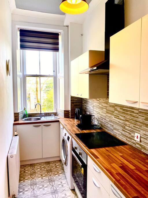 Anchored Homely Apartment In Historic Centre Paisley Bagian luar foto