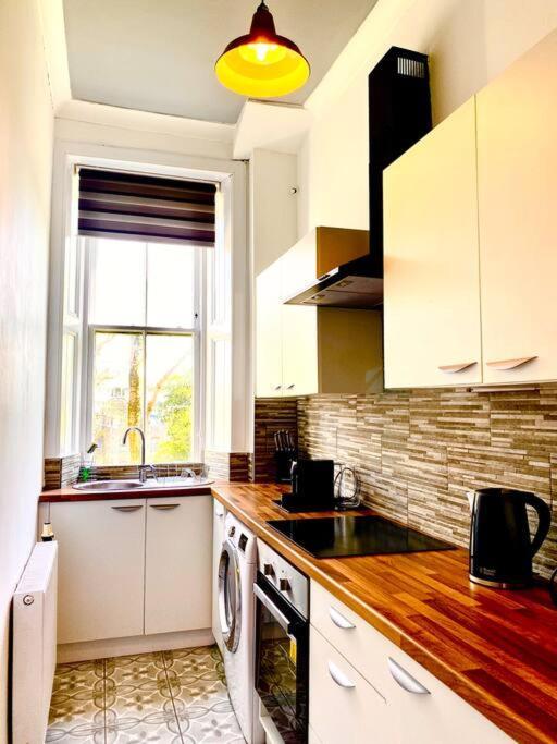 Anchored Homely Apartment In Historic Centre Paisley Bagian luar foto