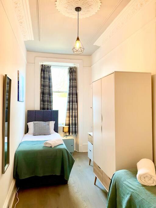 Anchored Homely Apartment In Historic Centre Paisley Bagian luar foto