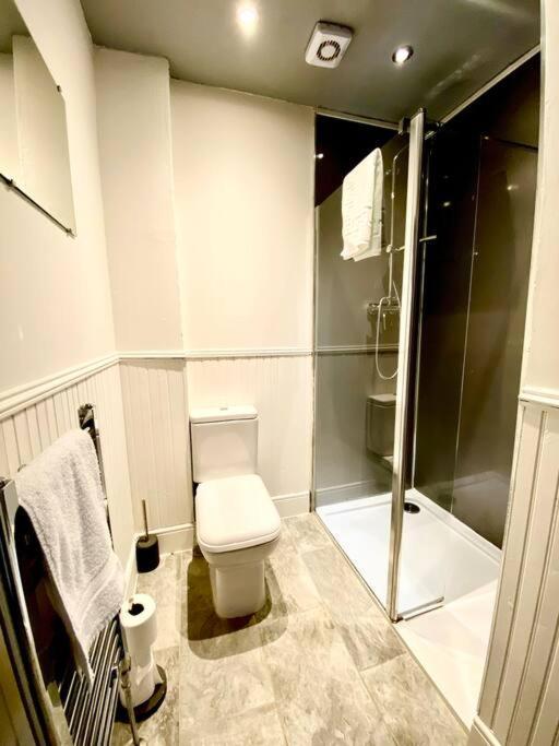 Anchored Homely Apartment In Historic Centre Paisley Bagian luar foto